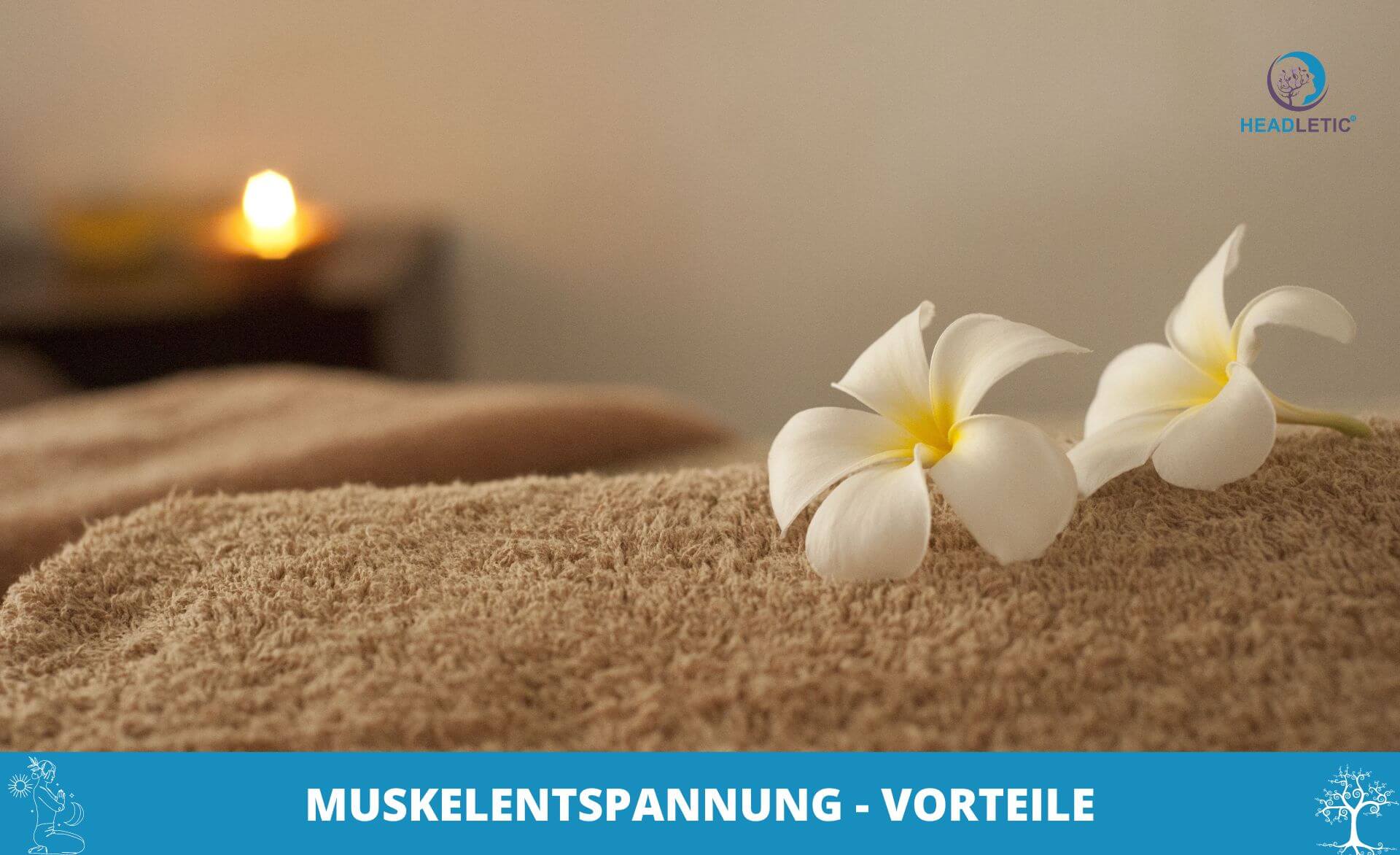 Eine Massageliege mit beruhigenden Blumen und Kerzen für eine progressive Muskelentspannung.