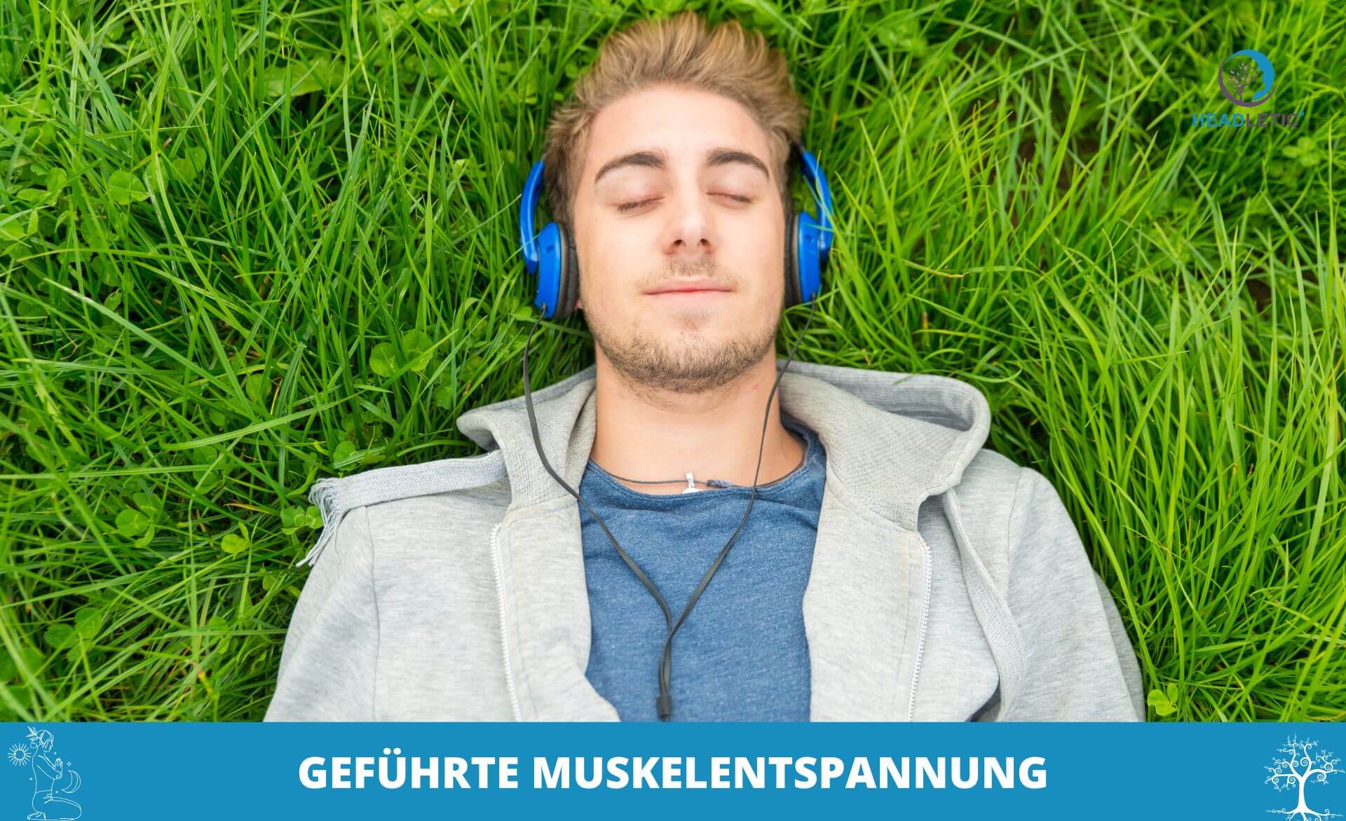 Ein Mann übt progressive Muskelentspannung mit Kopfhörern im Gras.