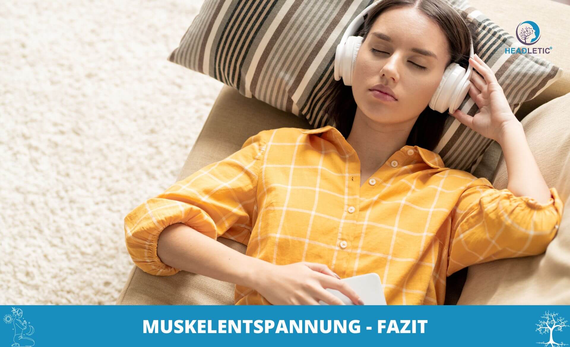 Eine Frau entspannt sich mit Kopfhörern auf einer Couch und folgt einer angeleiteten progressiven Muskelentspannung.