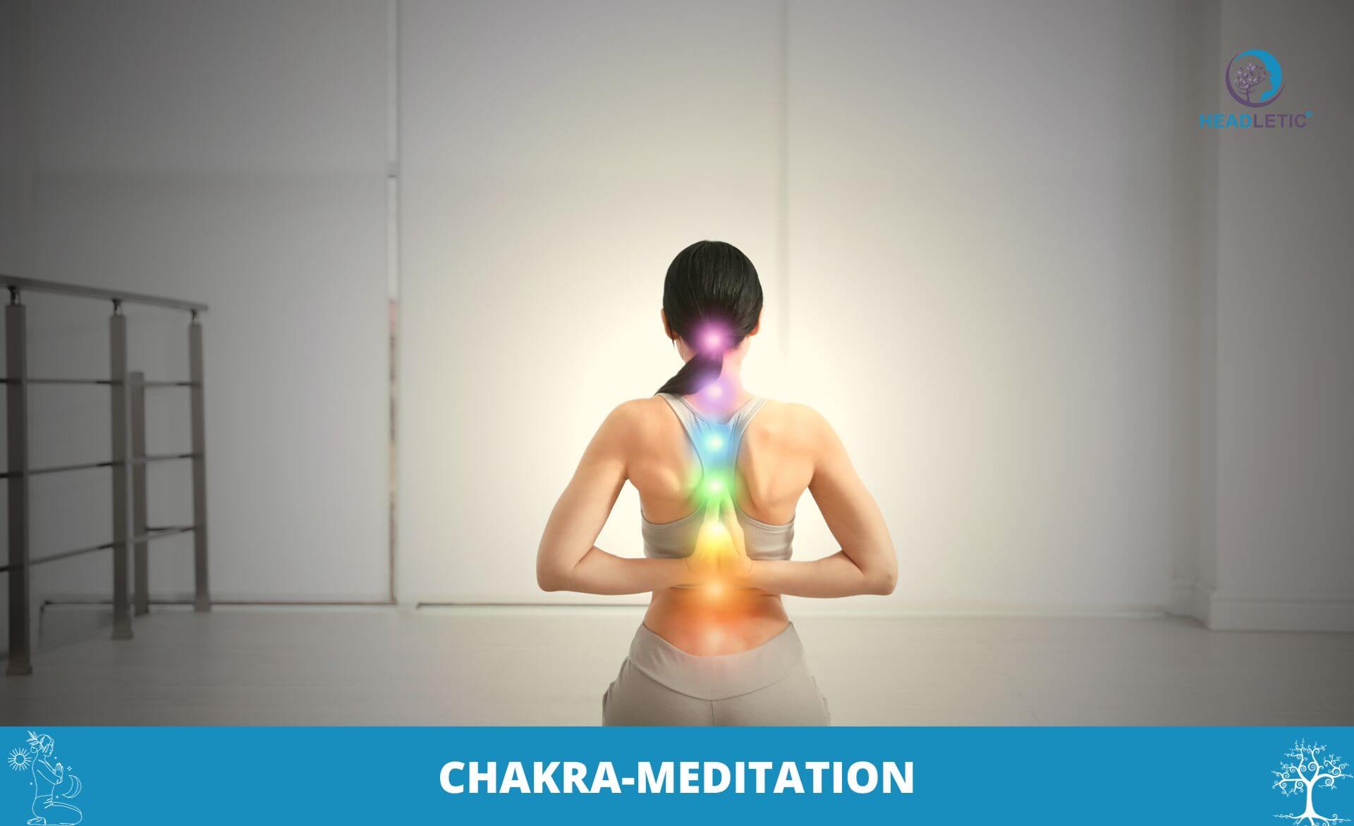 Eine Frau in einer Yoga-Pose mit den Worten Chakra-Meditation.