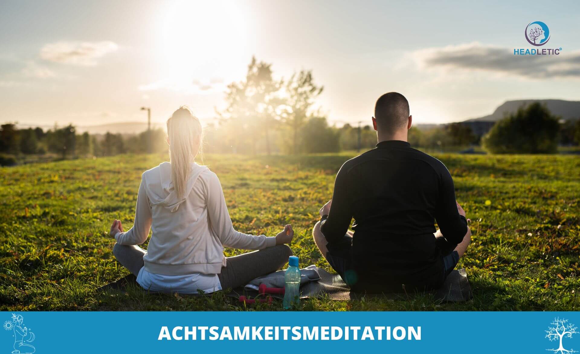 Zwei Menschen meditieren im Gras mit den Worten „Actasket“ und „Meditation“.