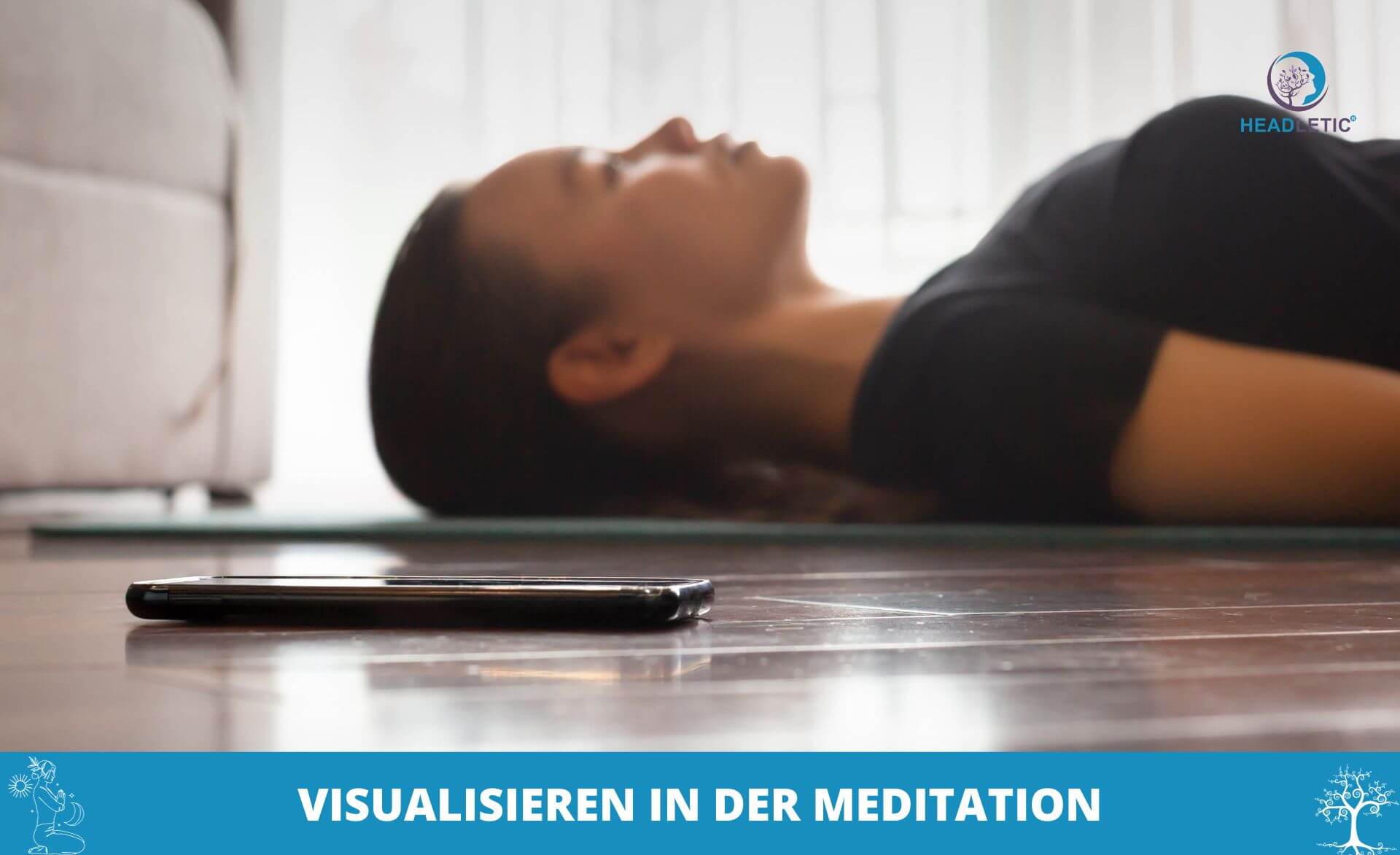 Eine Frau liegt mit dem Text visualiseren in der Meditation auf dem Boden.