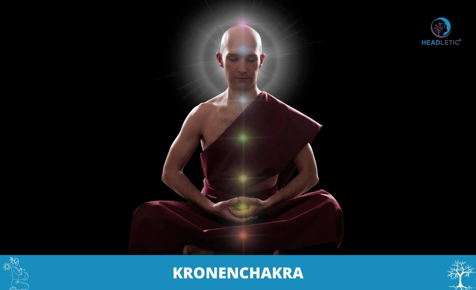 Ein Mann in einem Gewand sitzt im Lotussitz und beschäftigt sich mit der Kronenchakra-Meditation.