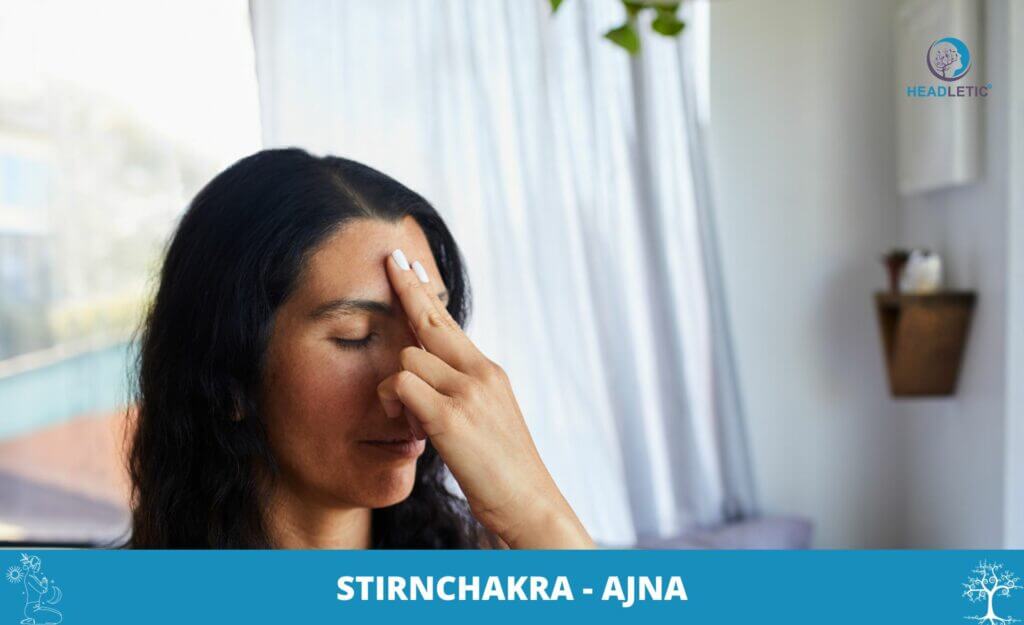 Eine Frau mit den Händen auf ihrem Gesicht und den Worten Stirnchakra Ajna.