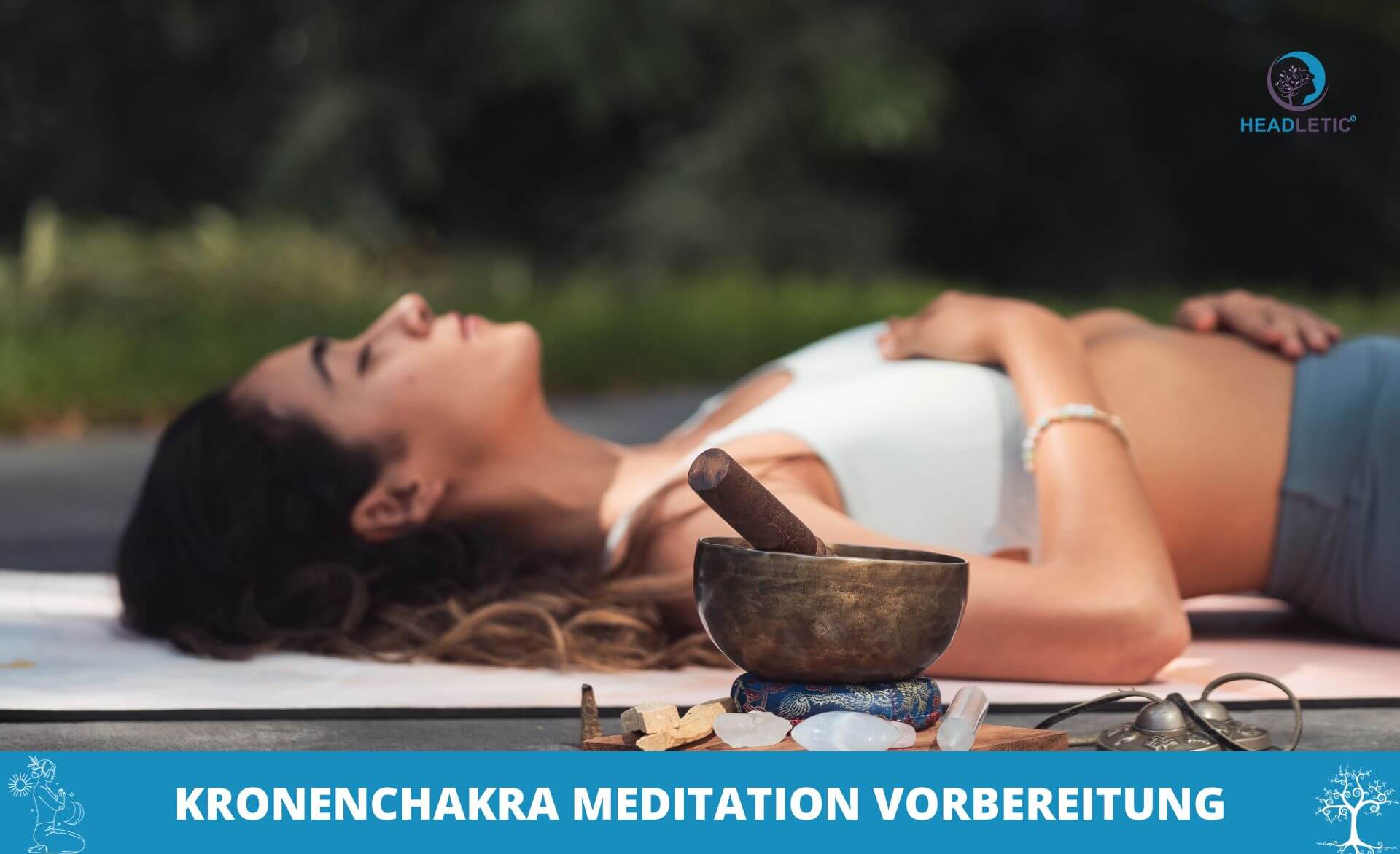 Eine Frau legt sich mit den Worten Kronenchakra-Meditation auf eine Yogamatte.