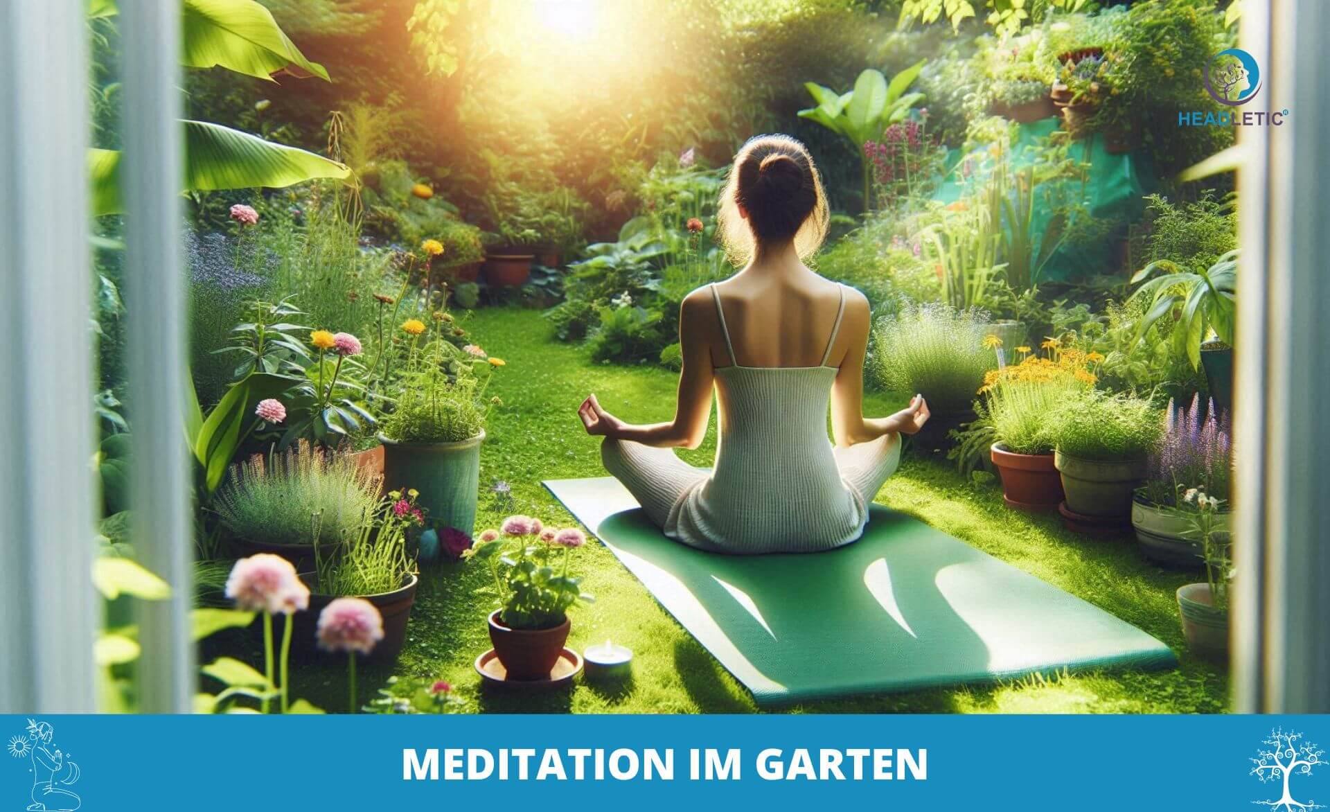 Eine Frau sitzt im Schneidersitz auf einer Yogamatte in einem üppigen Garten und meditiert. Verschiedene Topfpflanzen und Blumen umgeben sie, im Hintergrund scheint hell die Sonne. Der Text lautet „Meditation im Garten“.