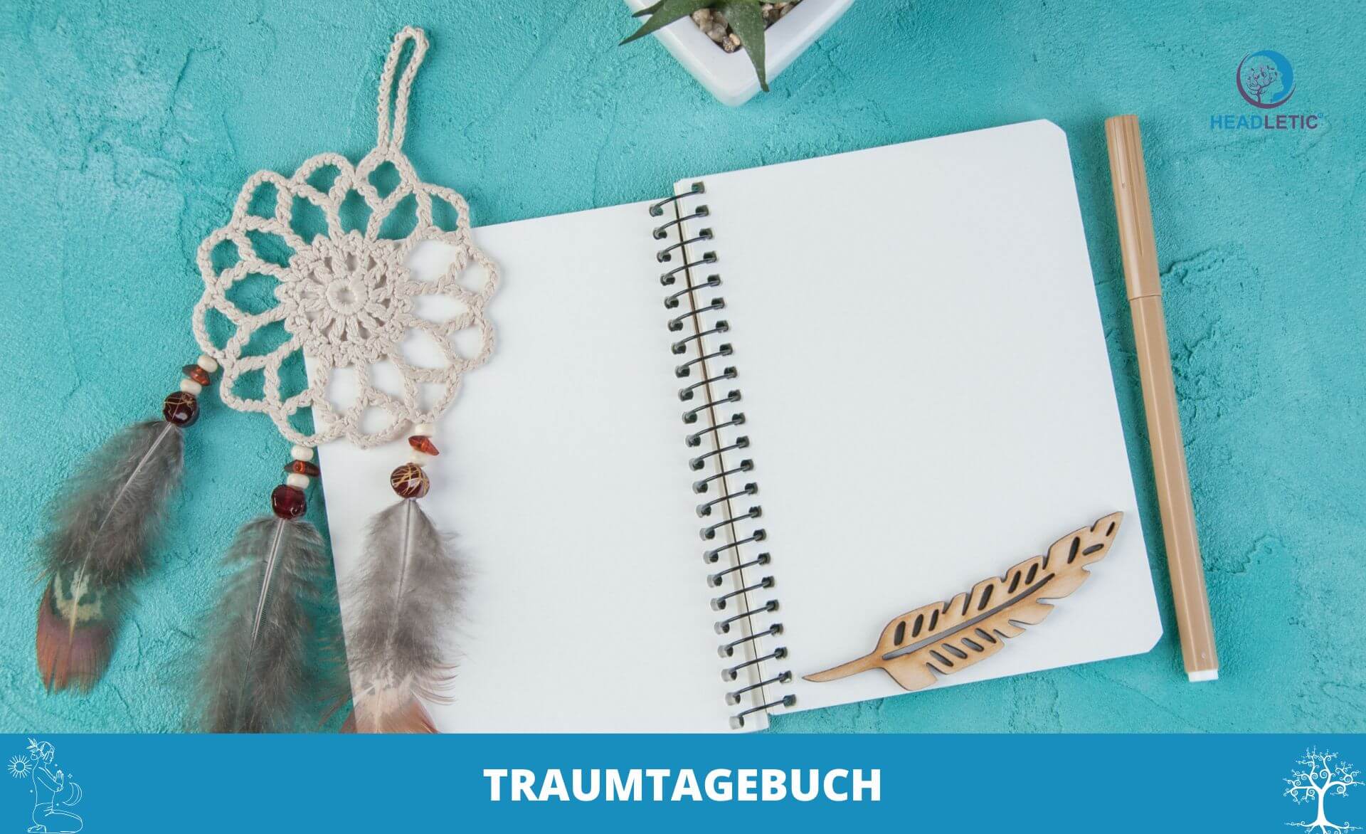 Auf einer türkisfarbenen Oberfläche liegt ein aufgeschlagenes Spiralnotizbuch mit einer Schreibfeder, dazu ein mit Federn geschmückter Traumfänger. Unten ist elegant „TRAUMTAGEBUCH“ eingraviert und lädt dazu ein, Gedanken und Träume auf seinen Seiten festzuhalten.