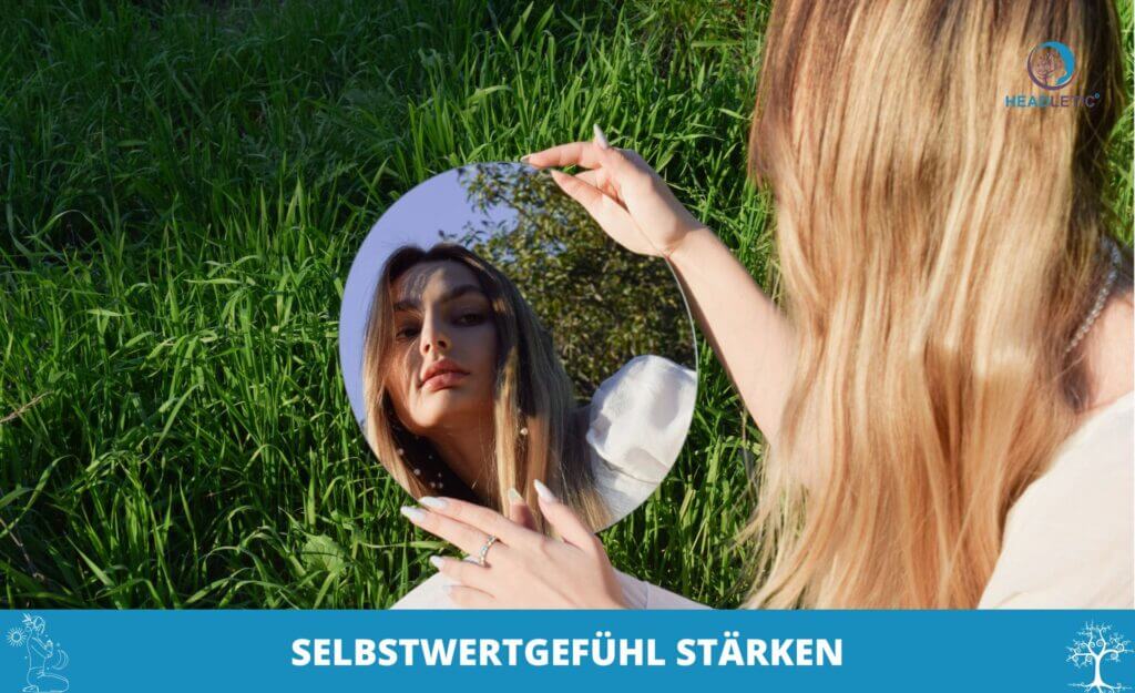 Eine Person hält einen runden Spiegel, in dem sich ihr Gesicht spiegelt, eingerahmt vom üppigen grünen Gras. Unten steht der Satz „SELBSTWERTGEFÜHL STÄRKEN“ und fordert den Betrachter dazu auf, selbstbewusst zu seinem Selbstwertgefühl zu stehen.