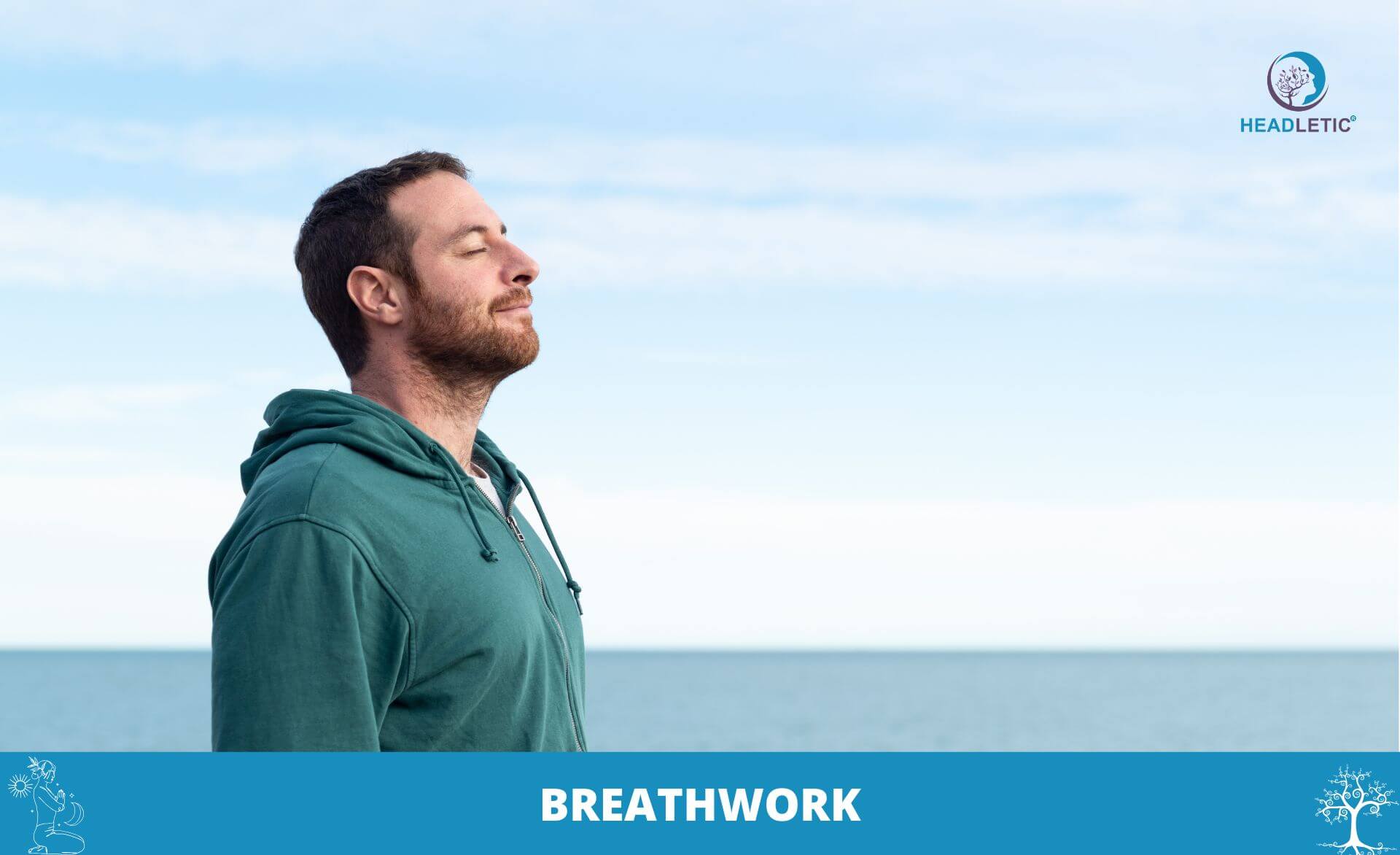 Ein Mann in einem grünen Kapuzenpulli steht mit geschlossenen Augen am Meer und übt Atemarbeit, während er unter einem klaren Himmel tief einatmet. Am unteren Rand steht das Wort "BREATHWORK".