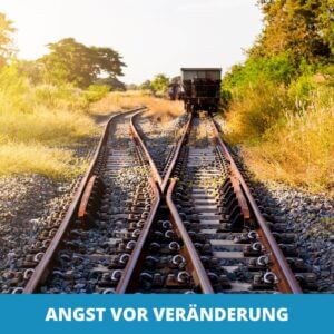 Zwei Zuggleise laufen auseinander, ein Wagen liegt vor uns; das Sonnenlicht fällt durch Bäume und Gras. Die Szene fängt das Gefühl der "Angst vor Veränderung" ein - die Angst vor Veränderungen, die durch den ungewissen Weg vor uns dargestellt wird.