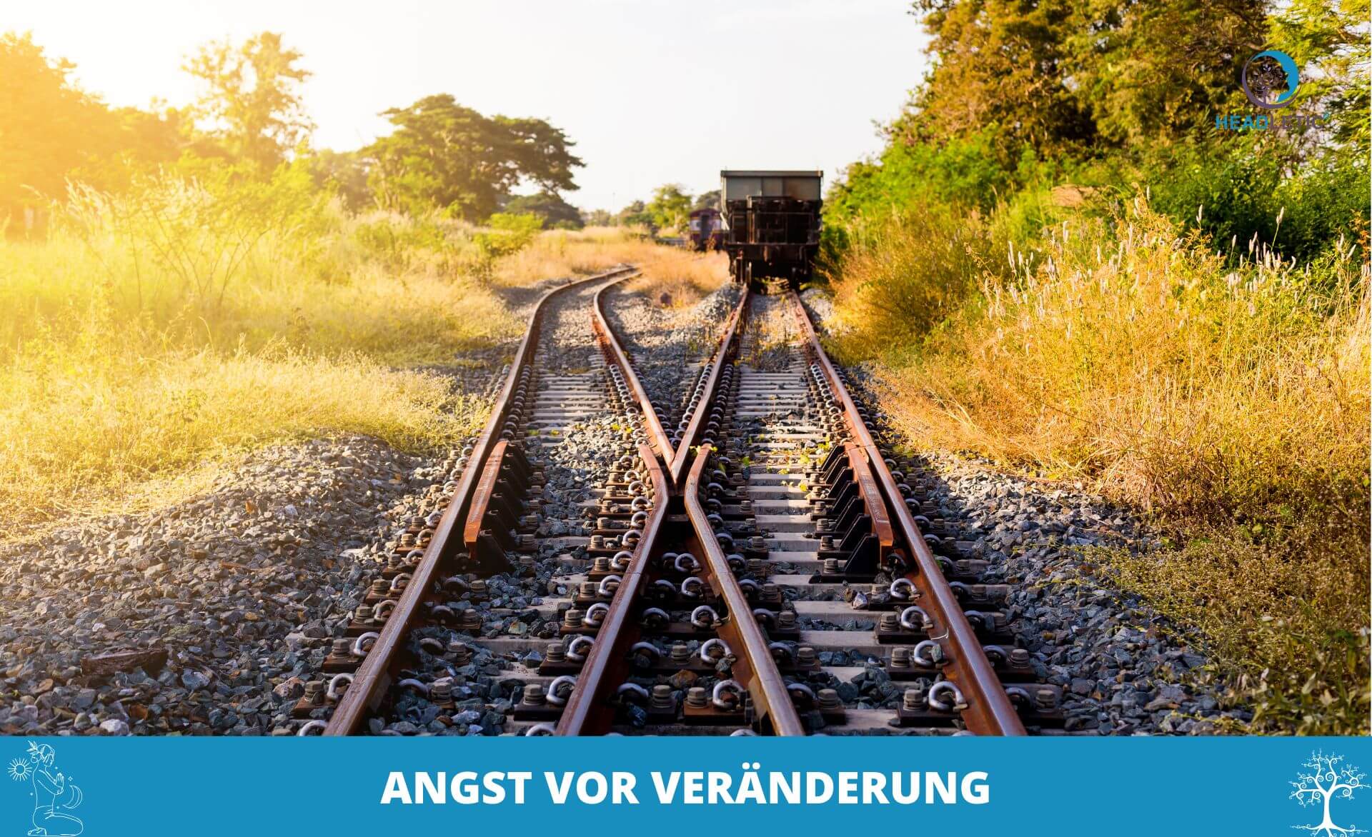 Zwei Zuggleise laufen auseinander, ein Wagen liegt vor uns; das Sonnenlicht fällt durch Bäume und Gras. Die Szene fängt das Gefühl der "Angst vor Veränderung" ein - die Angst vor Veränderungen, die durch den ungewissen Weg vor uns dargestellt wird.
