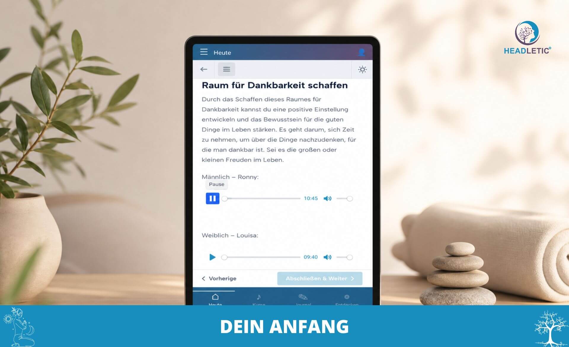 Auf einem Tablet wird eine angeleitete Dankbarkeitsübung auf Deutsch angezeigt; das Gerät steht auf einem Schreibtisch, im Hintergrund sind ein Kissen und das HEADLETIC-Logo zu sehen – ideal für Meditationen für Anfänger. Der Text darunter lautet: „DEIN ANFANG.“.