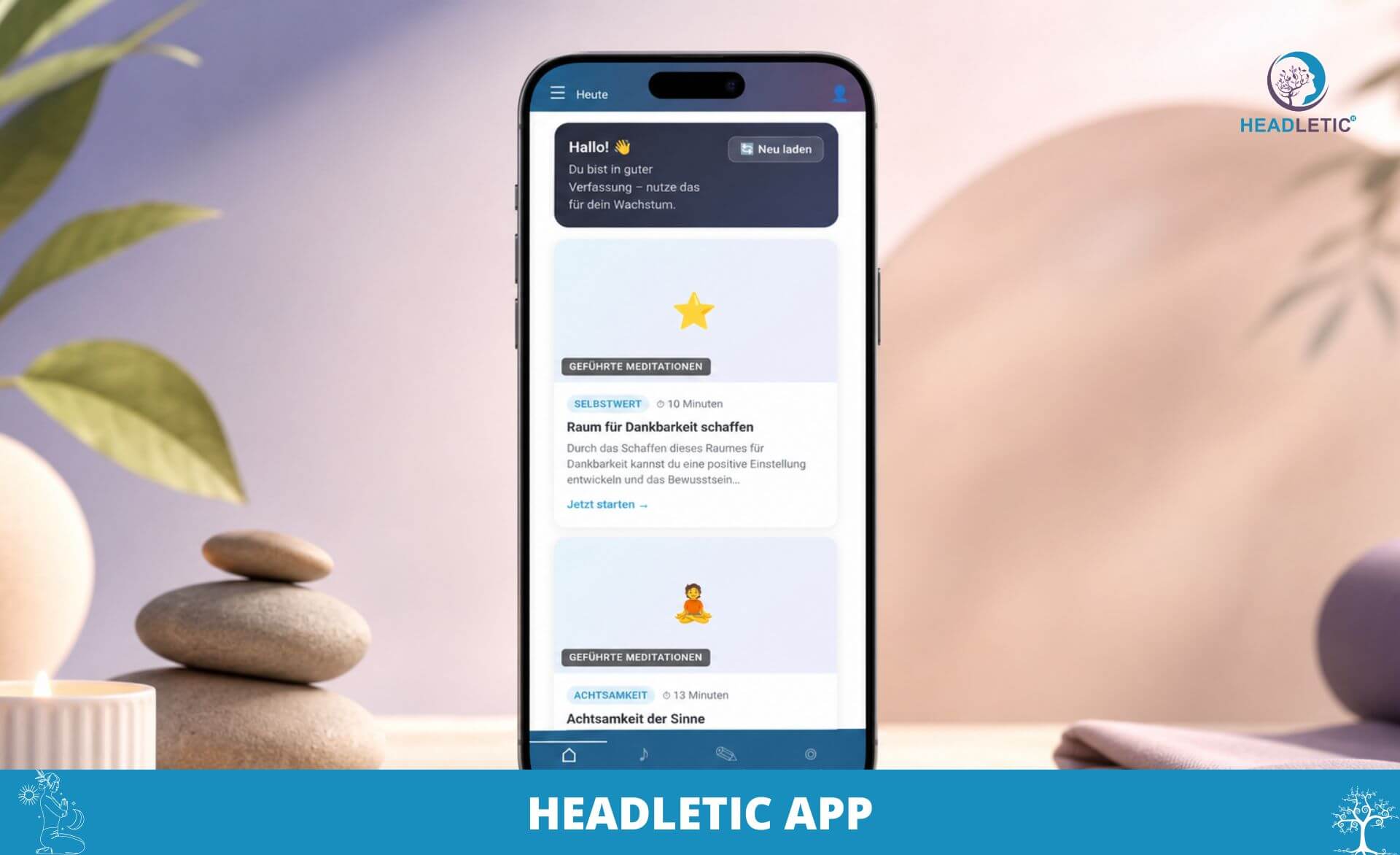 Ein Smartphone, auf dessen Bildschirm die Benutzeroberfläche der Headletic-App zu sehen ist, auf der „Meditationen für Anfänger“ angezeigt wird. Das Smartphone liegt auf einem Tisch, im Hintergrund sind aufgeschichtete Steine und Pflanzen zu sehen, die eine ruhige Atmosphäre schaffen.