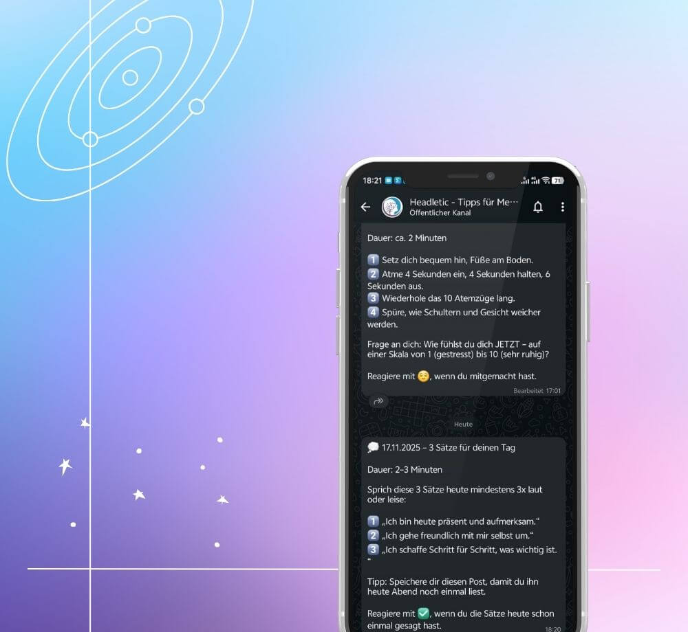 Ein Smartphone, das einen Telegram-Chat auf Deutsch anzeigt, steht in der Mitte eines pastellfarbenen Hintergrunds mit weißen abstrakten Grafiken zum Thema Weltraum.