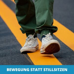 Eine Person in weißen Turnschuhen und grüner Hose geht auf einer Straße mit gelber Linie; darunter steht der Text "BEWEGUNG STATT STILLSITZEN - Meditation bei ADHS als Alternative".