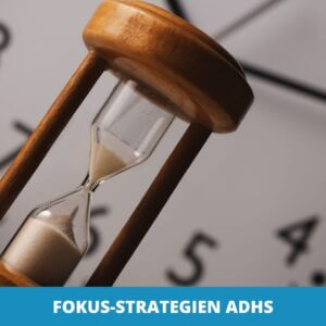 Nahaufnahme einer Sanduhr vor einem unscharfen Ziffernblatt mit einem blauen Banner mit der Aufschrift "FOKUS-STRATEGIEN ADHS" am unteren Rand.