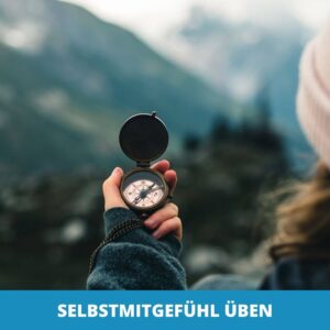 Person mit Kompass vor einer Berglandschaft, mit Strickmütze, mit dem Text "Selbstmitgefühl üben" und einem HeAdLetic Logo oben rechts - eine Erinnerung daran, wie wichtig es ist, Selbstmitgefühl zu üben.