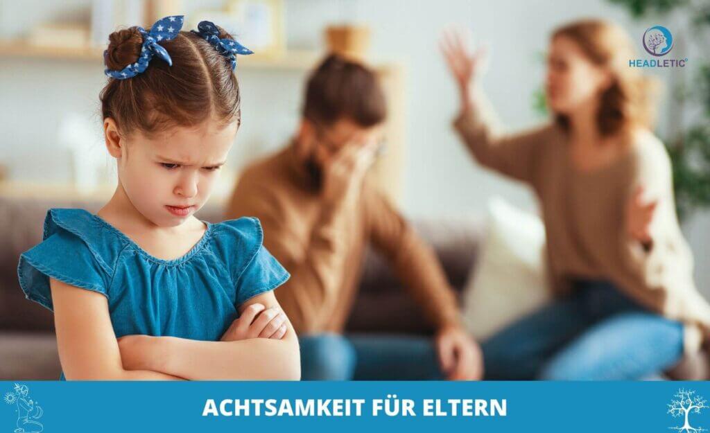 Ein junges Mädchen schaut verärgert mit verschränkten Armen, während zwei Erwachsene im Hintergrund streiten. Der Text am unteren Rand lautet: "Achtsamkeit für Eltern" - eine Ermahnung an die Eltern, Achtsamkeit für das Wohlbefinden ihres Kindes zu üben.