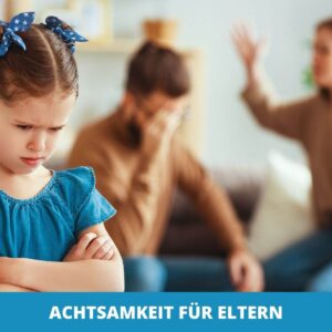 Ein junges Mädchen schaut verärgert mit verschränkten Armen, während zwei Erwachsene im Hintergrund streiten. Der Text am unteren Rand lautet: "Achtsamkeit für Eltern" - eine Ermahnung an die Eltern, Achtsamkeit für das Wohlbefinden ihres Kindes zu üben.
