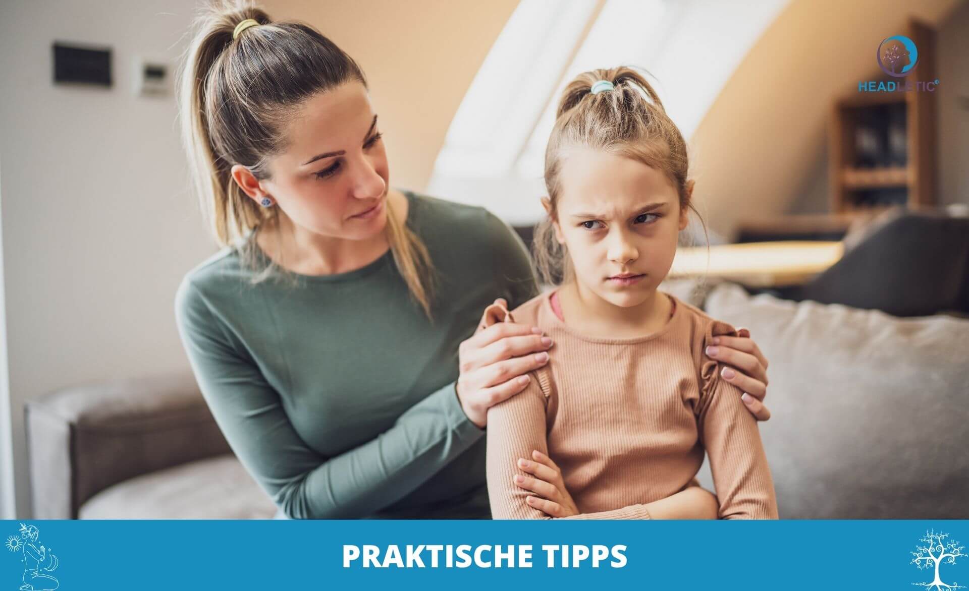 Eine Frau sitzt auf einer Couch und tröstet ein junges Mädchen, das verstört zu sein scheint. Sie hebt die Achtsamkeit für Eltern hervor, wobei am unteren Bildrand die Worte "PRAKTISCHE TIPPS" erscheinen.