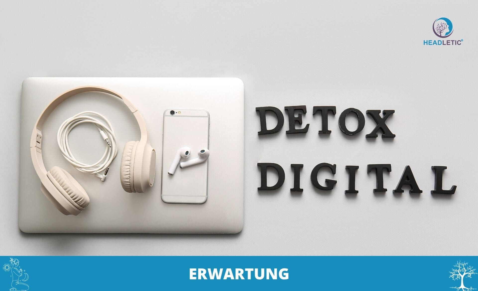 Ein Laptop, ein Smartphone und Kopfhörer liegen auf einer hellen Fläche neben dem Schriftzug "DETOX DIGITAL" in schwarzen Buchstaben; "ERWARTUNG" steht auf einem blauen Banner darunter und erinnert an die Themen Digitaler Detox und achtsamer Umgang mit Technik.
