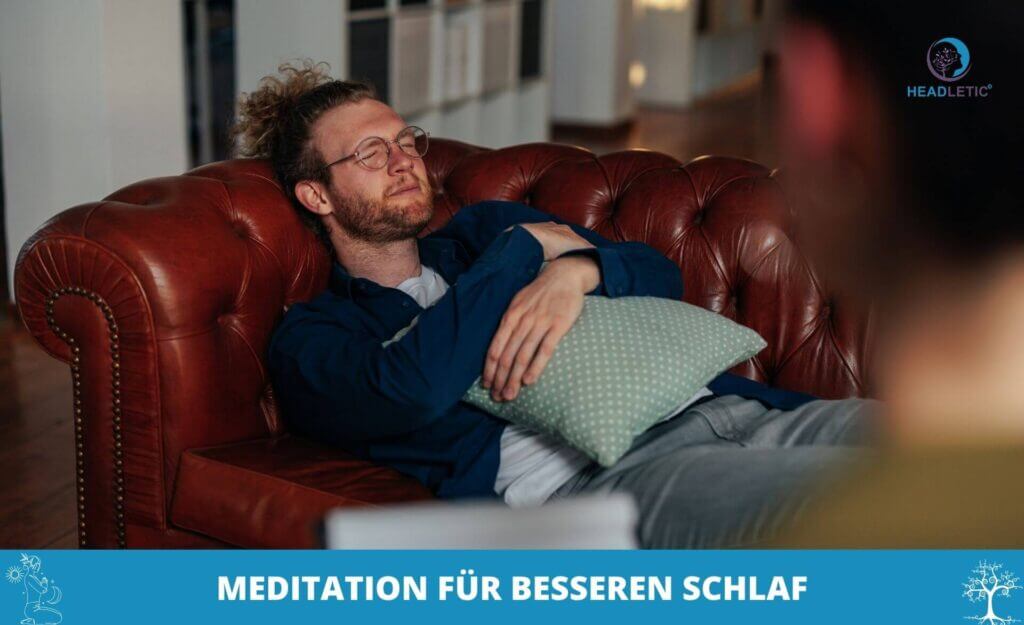 Ein Mann mit Brille ruht auf einer roten Couch, die Augen geschlossen, ein Kissen umarmend - die perfekte Verkörperung des Meditationsschlafs. Der Text darunter lautet "MEDITATION FÜR BESSEREN SCHLAF".