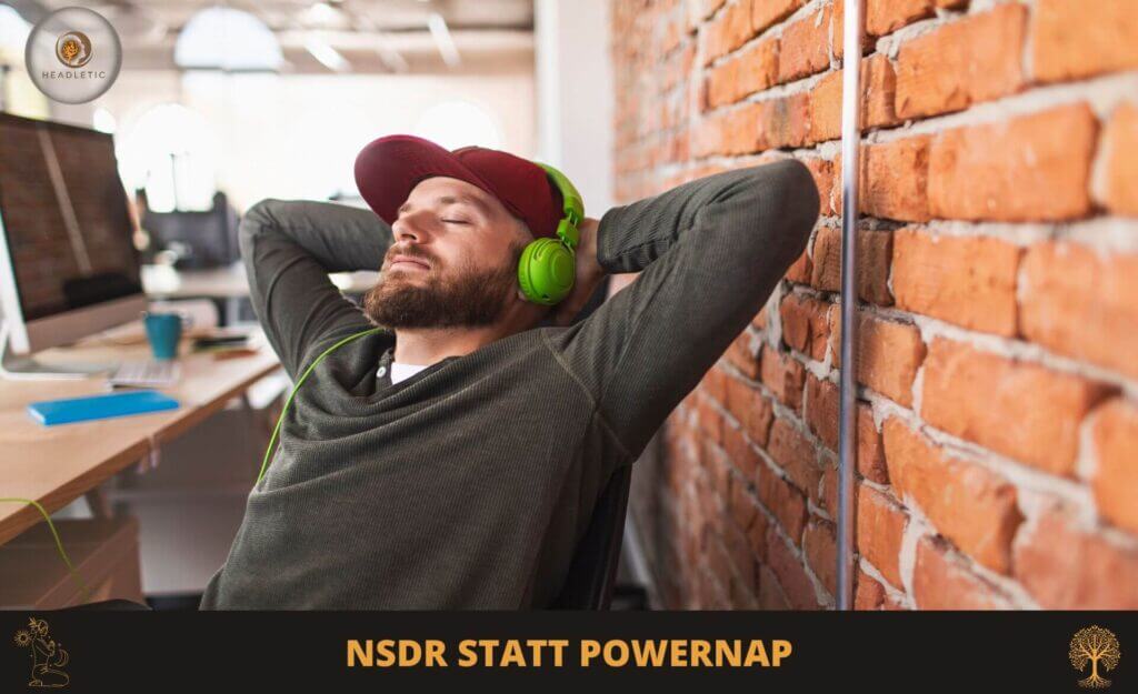 Ein Mann mit grünen Kopfhörern entspannt sich mit geschlossenen Augen an seinem Schreibtisch und lehnt sich in einem modernen Büro an eine unverputzte Backsteinwand. Der Text darunter lautet: „NSDR statt Powernap“ und unterstreicht damit seine Entscheidung, NSDR zu praktizieren, anstatt ein herkömmliches Powernap zu machen.