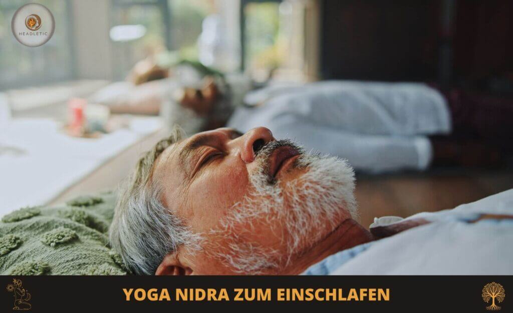 Ein älterer Mann liegt mit geschlossenen Augen auf dem Rücken auf einer Matte und übt tiefe Entspannung; im Hintergrund liegen weitere Personen. Der Text lautet „Yoga Nidra zum Einschlafen“ und hebt diese beruhigende Technik hervor, die dabei helfen soll, einzuschlafen.