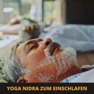 Ein älterer Mann liegt mit geschlossenen Augen auf dem Rücken auf einer Matte und übt tiefe Entspannung; im Hintergrund liegen weitere Personen. Der Text lautet „Yoga Nidra zum Einschlafen“ und hebt diese beruhigende Technik hervor, die dabei helfen soll, einzuschlafen.