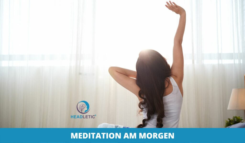 Eine Frau streckt sich auf ihrem Bett vor einem sonnenbeschienenen Fenster aus und genießt die Ruhe der Meditation am Morgen. Der Text "MEDITATION AM MORGEN" wird unten mit dem Headletic-Logo angezeigt.