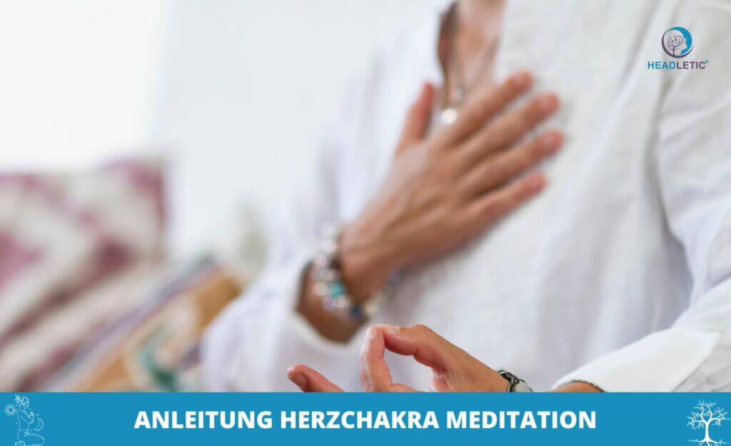 Eine Frau sitzt auf einer Couch und praktiziert Herzchakra-Meditation.