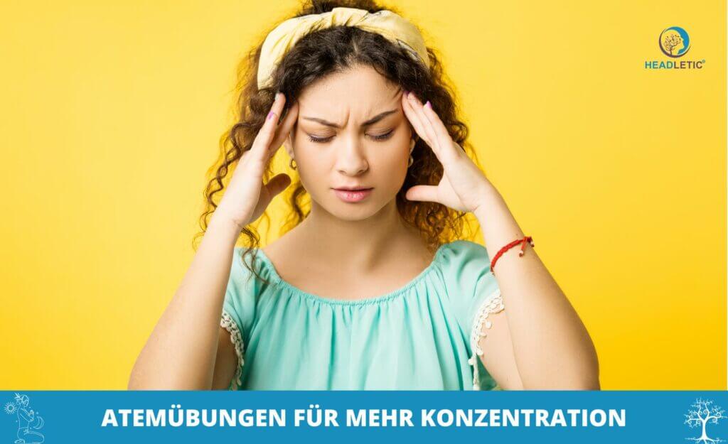 Eine Frau in türkisfarbenem Hemd und Stirnband hält sich die Schläfen und sieht gestresst aus. Der deutsche Text lautet „Atemübung für mehr Konzentration“ auf gelbem Hintergrund mit dem Headletic-Logo.