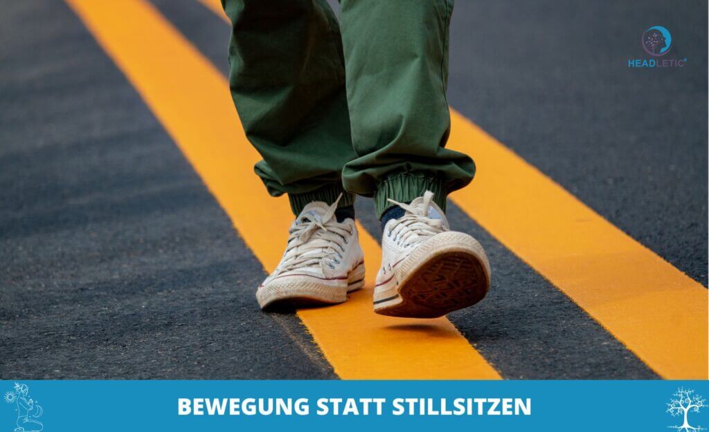 Eine Person in weißen Turnschuhen und grüner Hose geht auf einer Straße mit gelber Linie; darunter steht der Text "BEWEGUNG STATT STILLSITZEN - Meditation bei ADHS als Alternative".