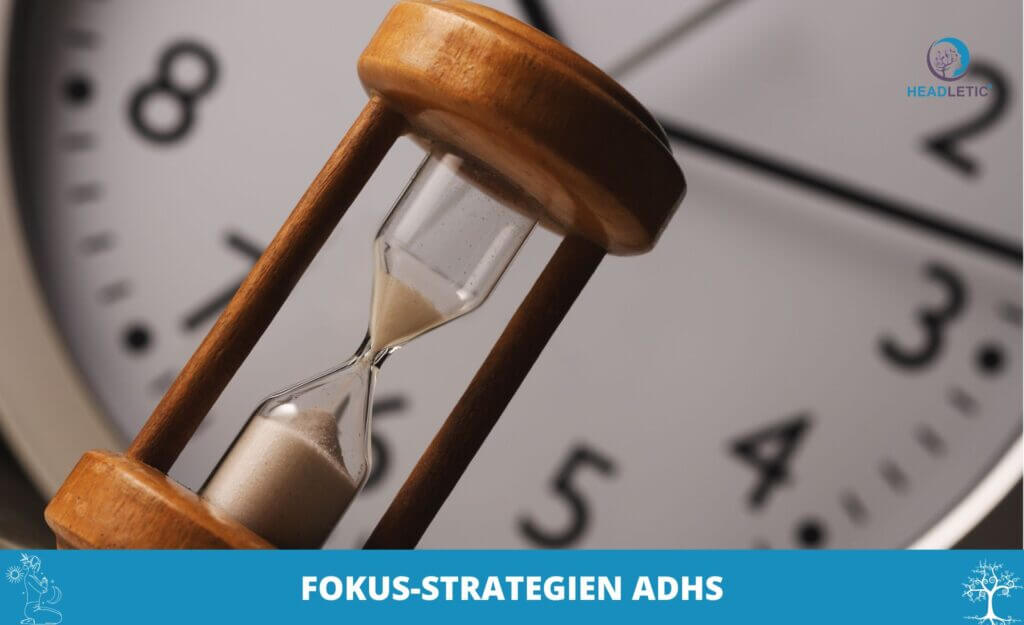 Nahaufnahme einer Sanduhr vor einem unscharfen Ziffernblatt mit einem blauen Banner mit der Aufschrift "FOKUS-STRATEGIEN ADHS" am unteren Rand.