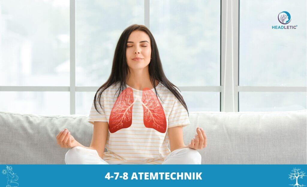 Eine Frau sitzt im Schneidersitz und meditiert in einem Raum, mit einer Illustration der Lunge über ihrer Brust, und übt die 4-7-8 Atemtechnik. Der Text am unteren Rand lautet "4-7-8 ATEMTECHNIK".